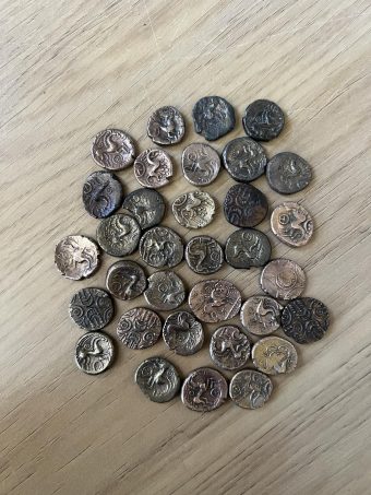 Keltischer Münzhort im Wert von 50.000 Euro mit dem Metalldetektor gefunden