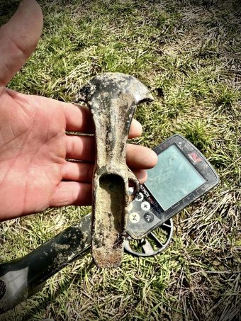 Bronzezeitliche Axt mit Equinox 800 Metalldetektor gefunden